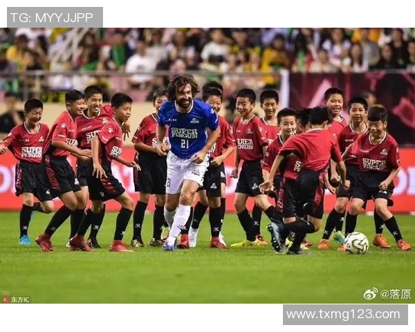 鹿晗挑战足球明星展开激烈对决展现运动魅力与竞技精神的精彩瞬间