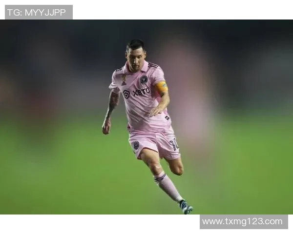 足球员在更衣室的私密时刻与团队精神的碰撞与反思