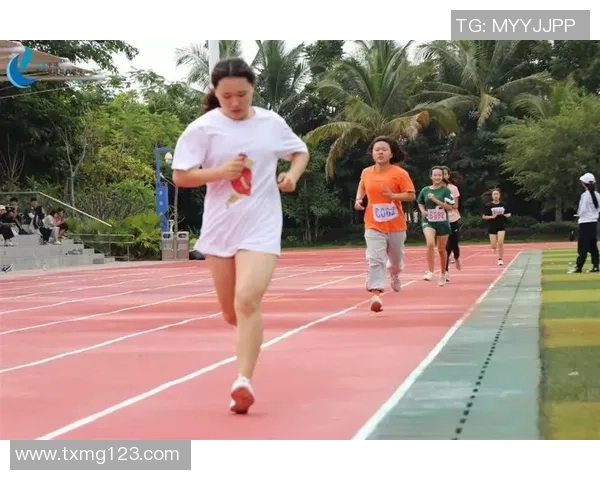 美女奔赴足球场展现风采与激情的精彩瞬间 美女奔赴足球场展现风采与激情的精彩瞬间